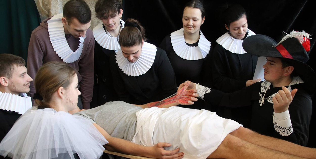 Sypniewo: Igraszki ze sztuką w ZSCKR - wystawa żywych obrazów 2 [FOTO]