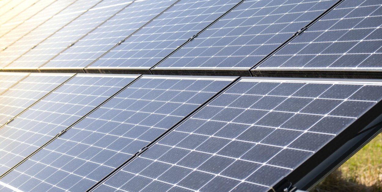 Sprawność paneli fotowoltaicznych - od czego zależy?