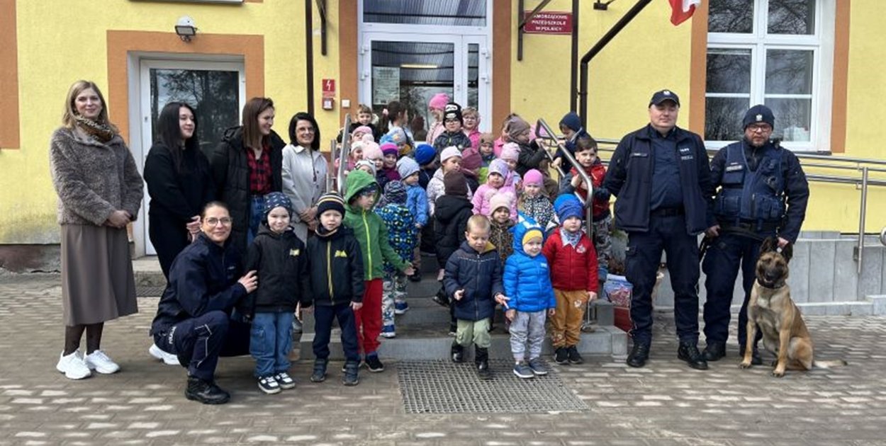 Gmina Człuchów: Dzielnicowy i przewodnik psa służbowego z wizytą u przedszkolaków