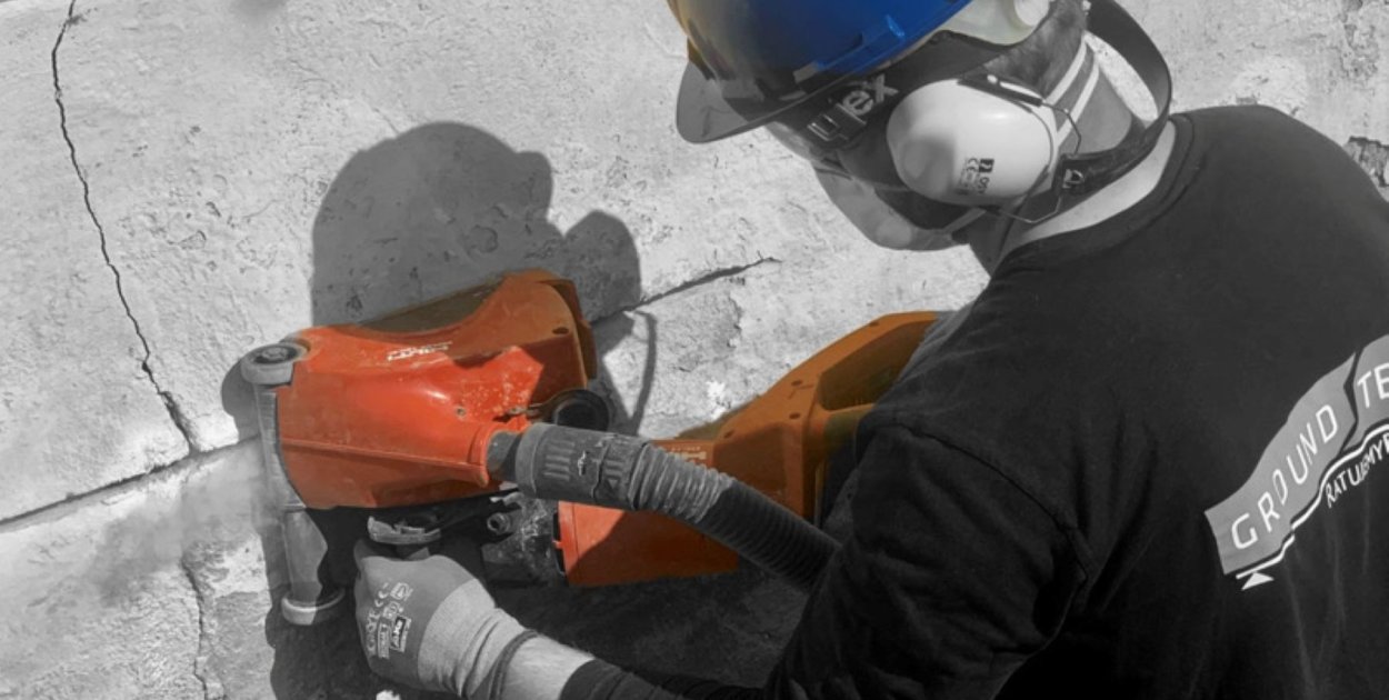 Skuteczna naprawa osiadającego budynku i zapadniętych posadzek