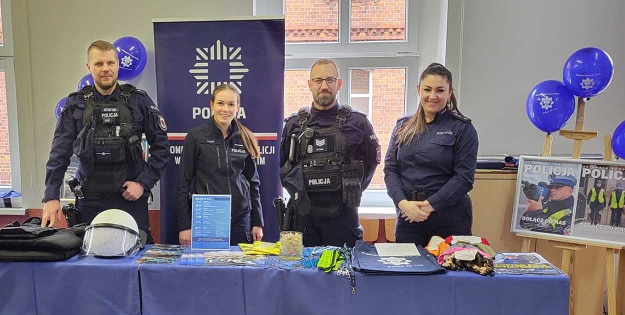 Policjanci promowali zawód podczas drzwi otwartych w więcborskim ogólniaku