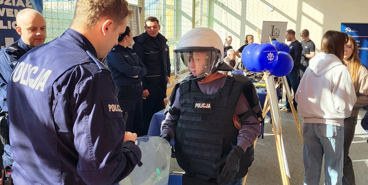 Policjanci na „Drzwiach otwartych” w sępoleńskim liceum