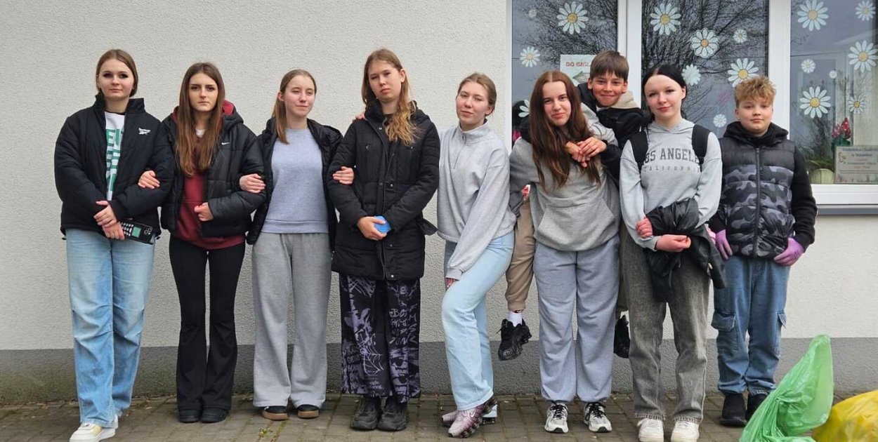 Wąwelno: Uczniowie ruszyli w teren. Akcja „Sprzątamy dla Polski” na Dzień Ziemi