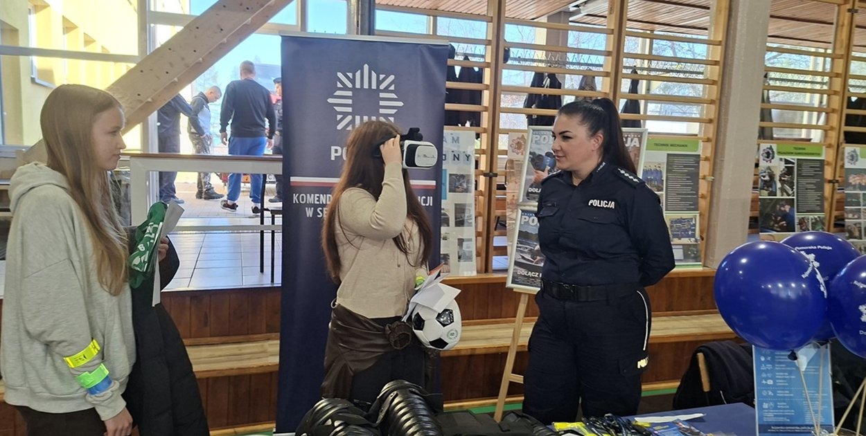 Policjanci na drzwiach otwartych w Zespole Szkół Ponadpodstawowych w Sępólnie Kraj