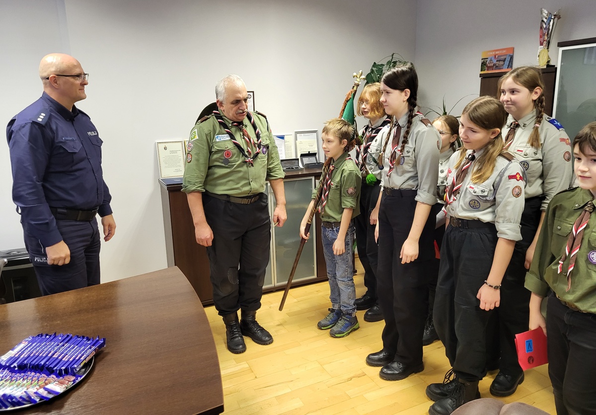 Nakło nad Notecią Betlejemskie światełko dla nakielskiej policji - fot. KPP Nakło nad Notecią Nakło nad Notecią Betlejemskie światełko dla nakielskiej policji - fot. KPP Nakło nad Notecią