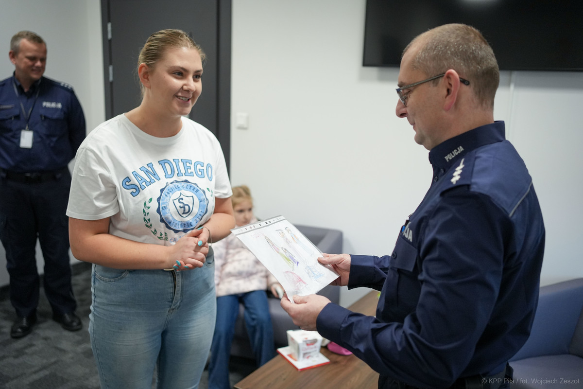 Piła Piękny gest 5-latki dla dzielnicowego - fot. KPP Piła