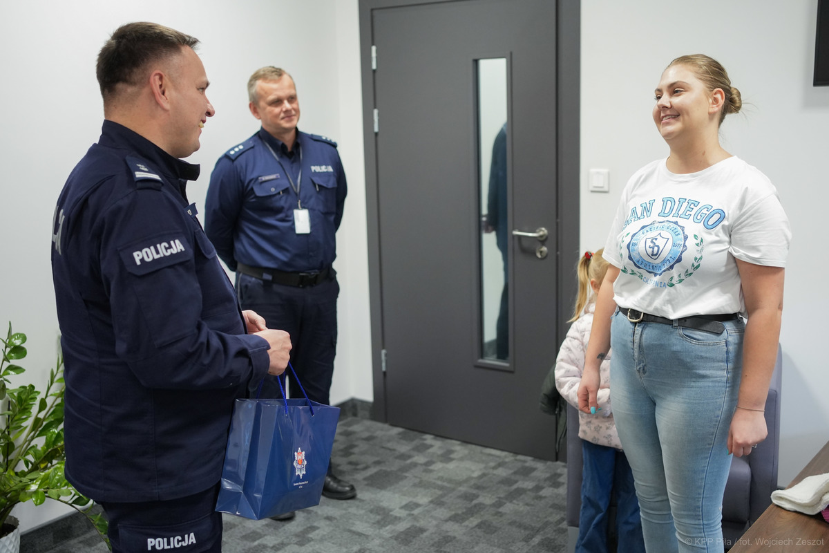 Piła Piękny gest 5-latki dla dzielnicowego - fot. KPP Piła