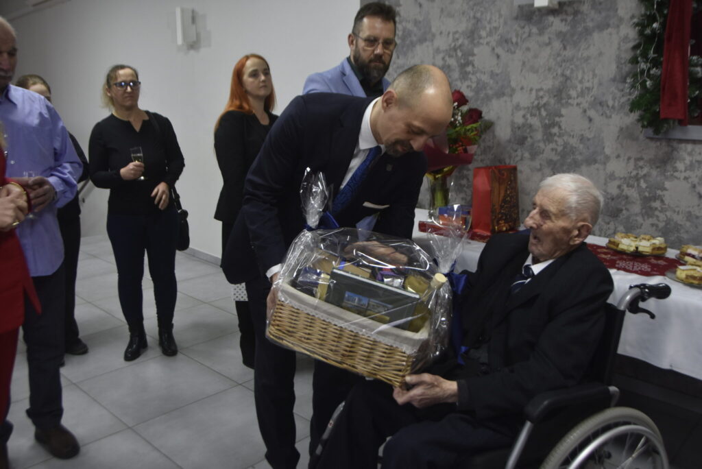 102. urodziny Pana Wiktora, najstarszego mieszkańca Gminy Więcbork - fot. UM Więcbork 102. urodziny Pana Wiktora, najstarszego mieszkańca Gminy Więcbork - fot. UM Więcbork