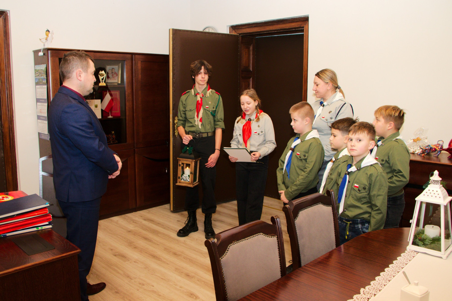 Betlejemskie Światło Pokoju w Urzędzie Miejskim w Wyrzysku - fot. UM Wyrzysk Betlejemskie Światło Pokoju w Urzędzie Miejskim w Wyrzysku - fot. UM Wyrzysk