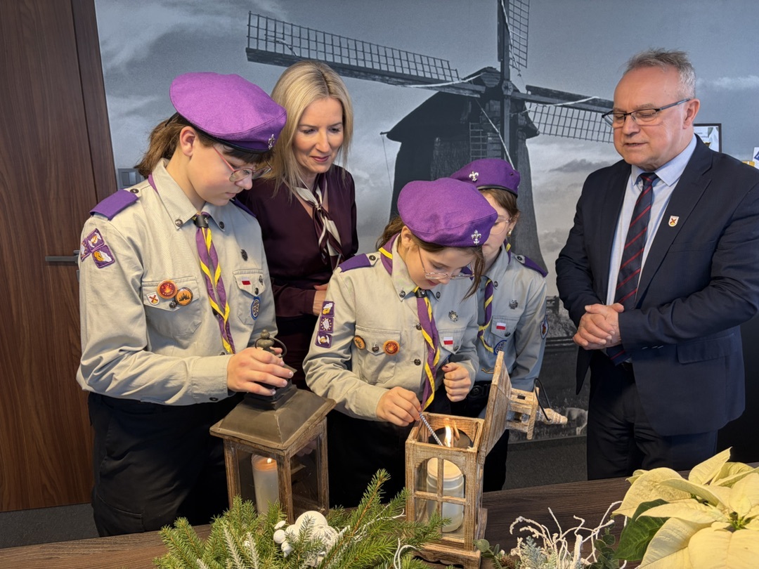 Betlejemskie Światełko Pokoju w Urzędzie Gminy Sośno - fot. Gmina Sośno