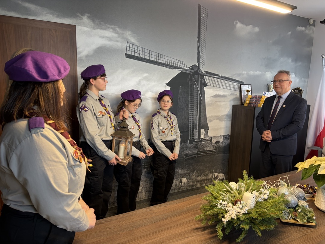 Betlejemskie Światełko Pokoju w Urzędzie Gminy Sośno - fot. Gmina Sośno