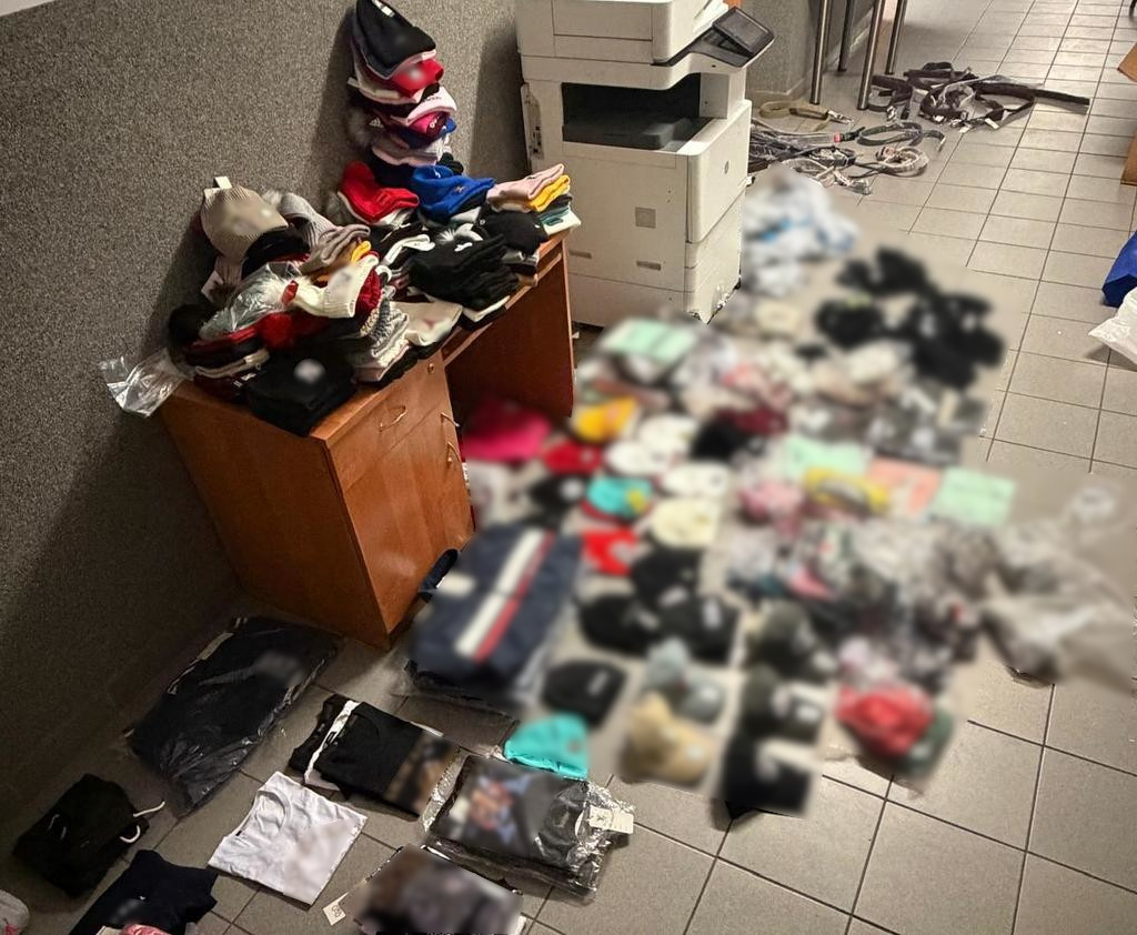 Bydgoszcz Kryminalni z Wyżyn zabezpieczyli podrobioną odzież - fot. KMP Bydgoszcz