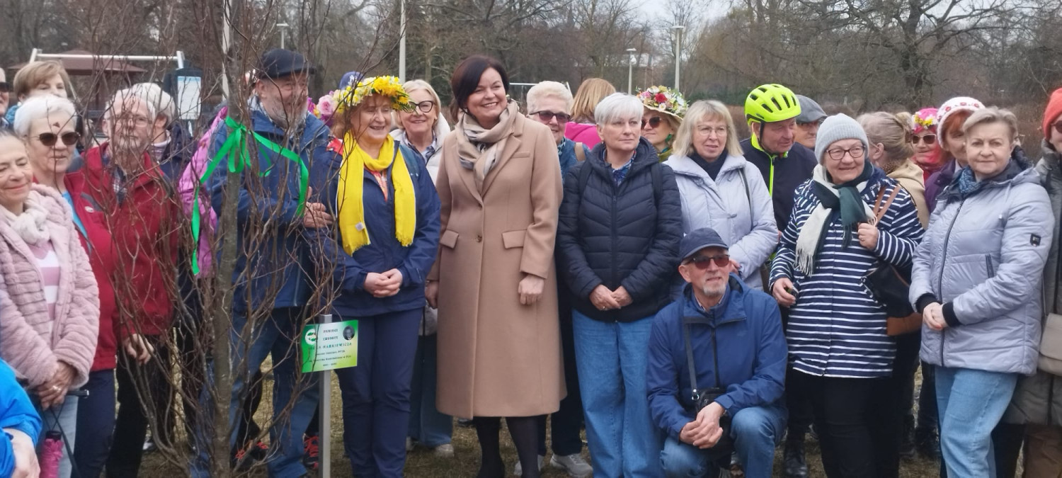 posadzenie drzewka upamiętniającego zmarłego przed kilku miesiącami wieloletniego prezesa Pilskiego Oddziału PTTK, Jacka Markiewicza posadzenie drzewka upamiętniającego zmarłego przed kilku miesiącami wieloletniego prezesa Pilskiego Oddziału PTTK, Jacka Markiewicza