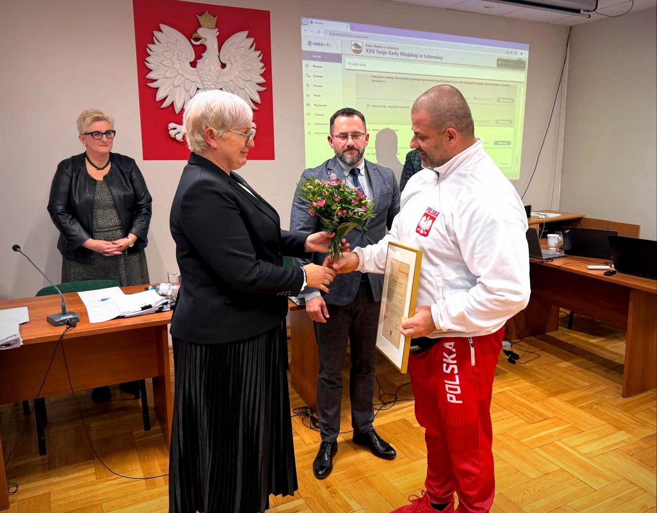 Gratulacje dla Sebastiana Sobiecha podczas sesji Rady Miejskiej w Łobżenicy - fot. UM Łobżenica Gratulacje dla Sebastiana Sobiecha podczas sesji Rady Miejskiej w Łobżenicy - fot. UM Łobżenica