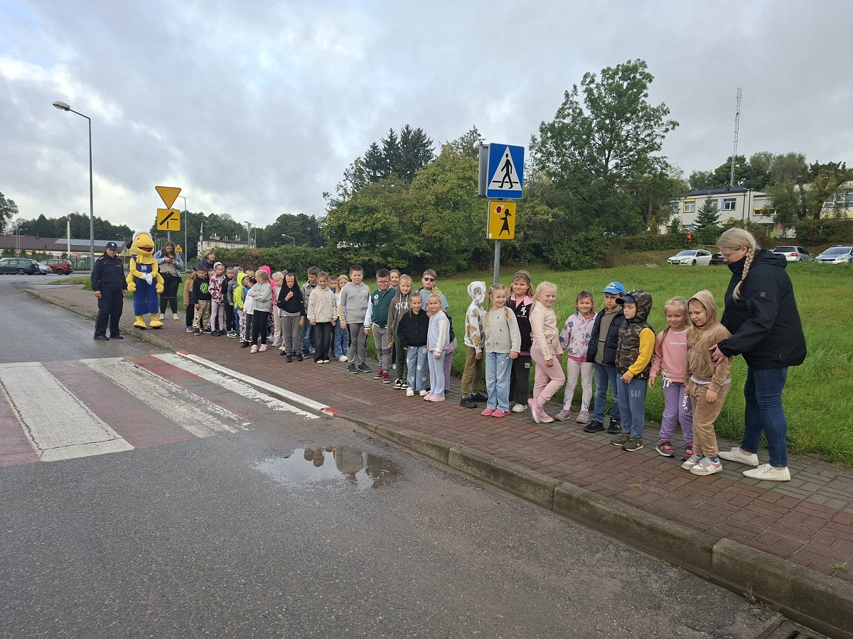 Kamień Krajeński Policjantki i maskotka Mrówki uczą pierwszoklasistów zasad bezpieczeństwa - fot. KPP Sępólno Krajeńskie
