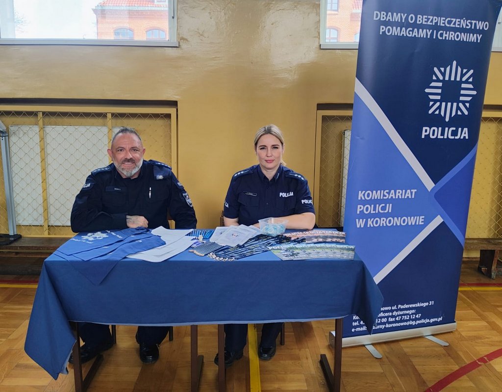 Koronowscy policjanci promowali służbę w Policji wśród uczniów koronowskiego liceum - fot. KMP Bydgoszcz