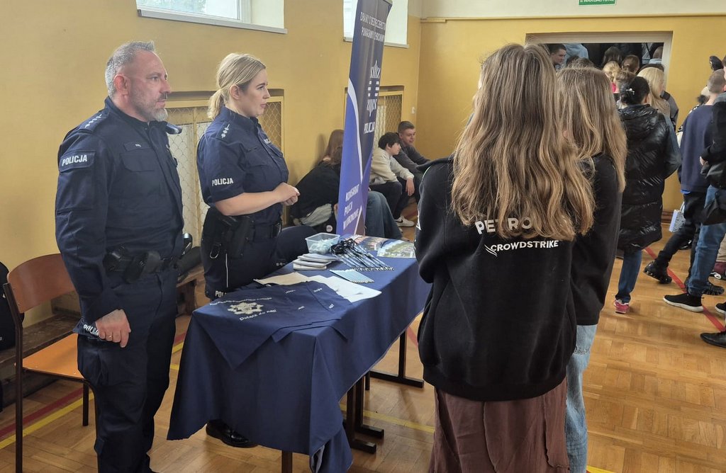 Koronowscy policjanci promowali służbę w Policji wśród uczniów koronowskiego liceum - fot. KMP Bydgoszcz