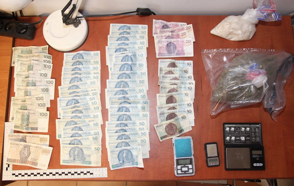 Nakło nad Notecią 22-latek aresztowany. Miał ponad pół kilograma narkotyków i sprzedawał je nieletniemu - fot. KPP Nakło nad Notecią