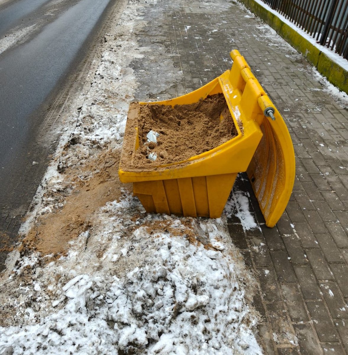 Nakło nad Notecią - Trzej sprawcy włamania do salonu z telefonami zatrzymani - fot. KPP Nakło nad Notecią