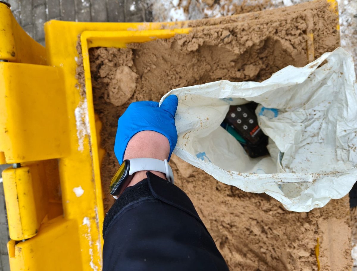 Nakło nad Notecią - Trzej sprawcy włamania do salonu z telefonami zatrzymani - fot. KPP Nakło nad Notecią