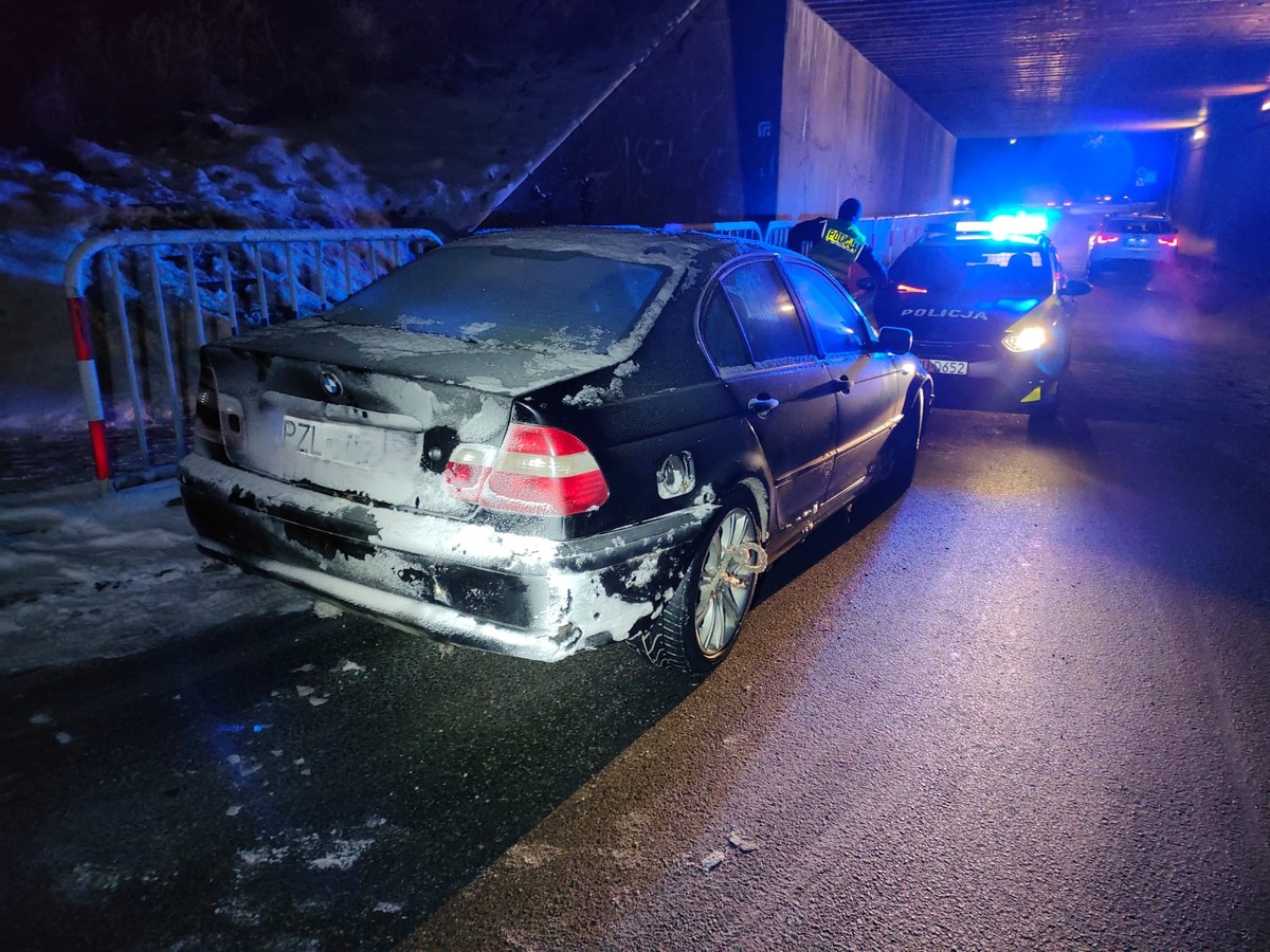 Niesprawne BMW blokowało ruch przed wiaduktem w Złotowie. Zatrzymano też kierowcę busa - fot. KPP Złot&oacute;w