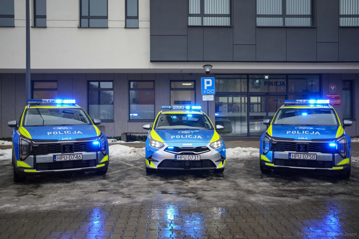 Nowy radiowóz dla Komisariatu Policji w Wyrzysku dzięki wsparciu samorządów Łobżenicy i Wyrzyska - fot. KPP Piła