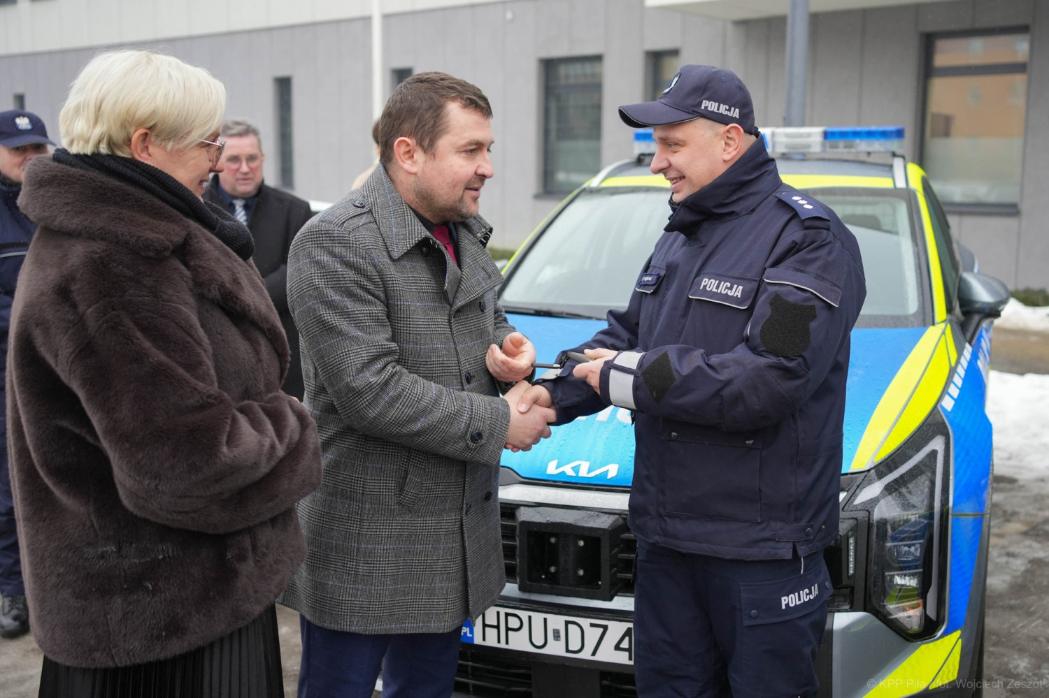 Nowy radiowóz dla Komisariatu Policji w Wyrzysku dzięki wsparciu samorządów Łobżenicy i Wyrzyska - fot. KPP Piła