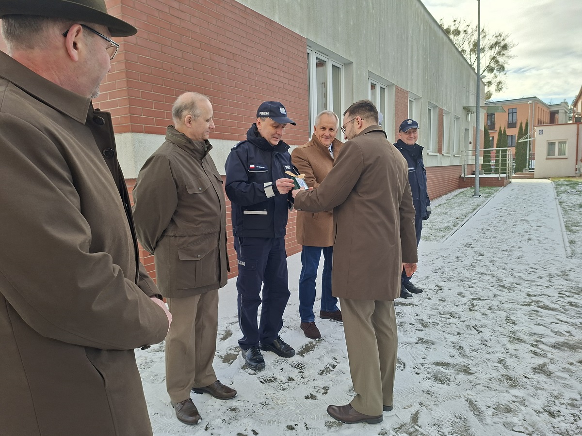 Nowy radiow&oacute;z dla policjant&oacute;w z Sęp&oacute;lna Krajeńskiego - fot. KPP Sęp&oacute;lno Krajeńskie