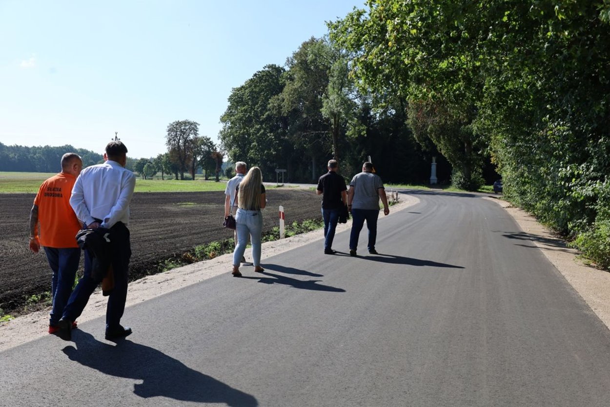Odbiór drogi relacji Sypniewo-Borzyszkowo - fot. Starostwo Powiatowe w Sępólnie Krajeńskim
