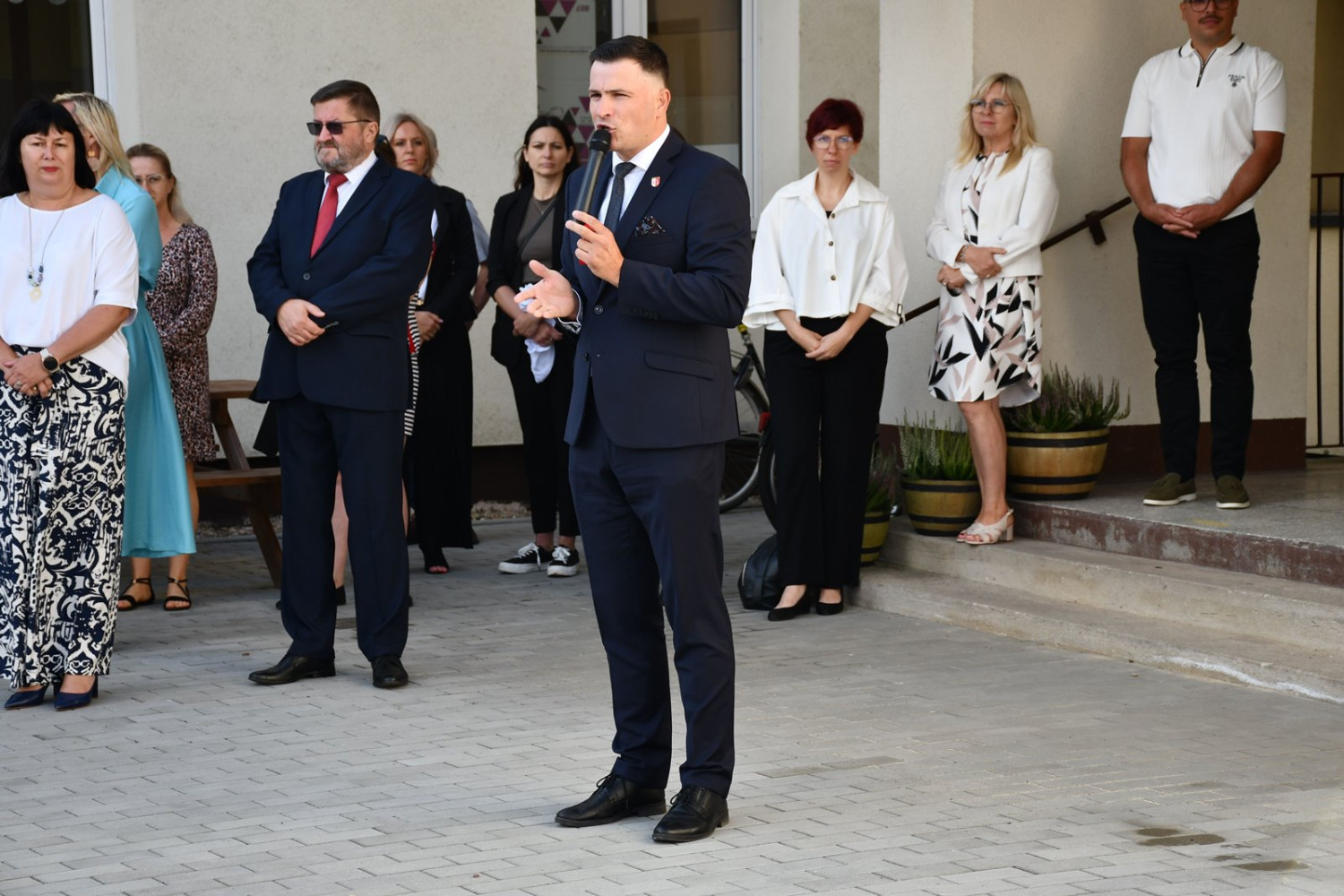 Pierwszy dzwonek i otwarcie nowej przestrzeni przy szkole w Zakrzewie - fot. UG Zakrzewo