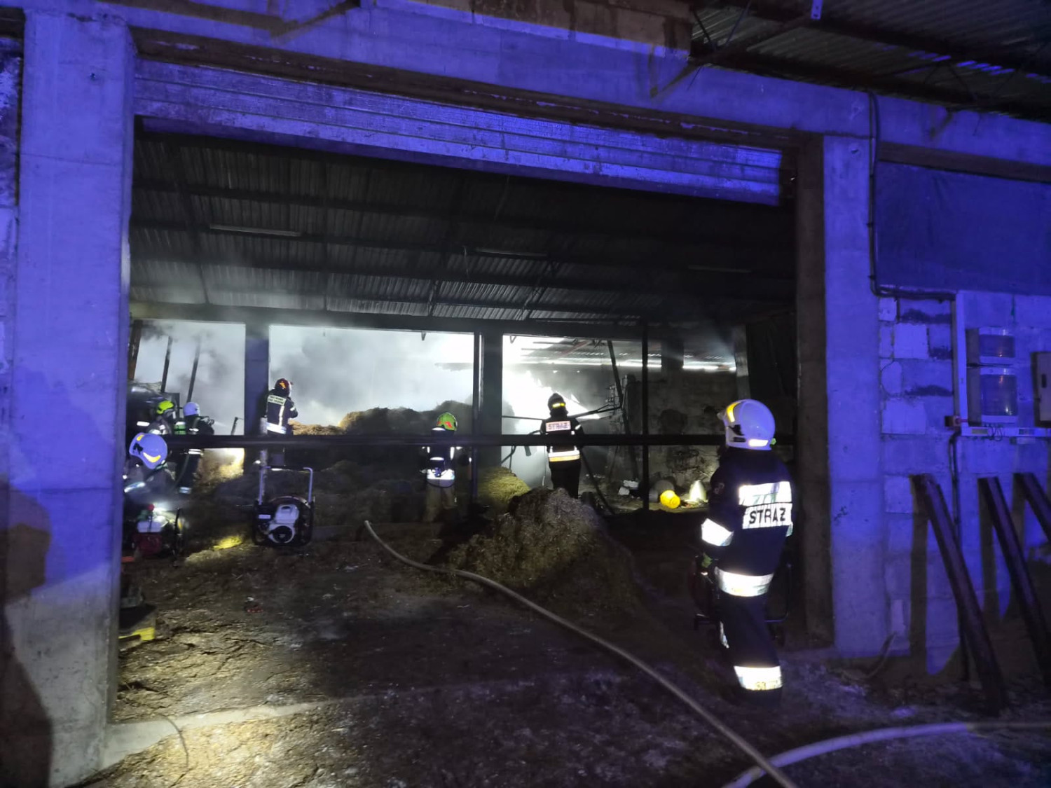 Pożar budynku inwentarskiego w miejscowości Topola gmina Łobżenica - fot. asp. Kamil Woźniak, KP PSP Piła Pożar budynku inwentarskiego w miejscowości Topola gmina Łobżenica - fot. asp. Kamil Woźniak, KP PSP Piła