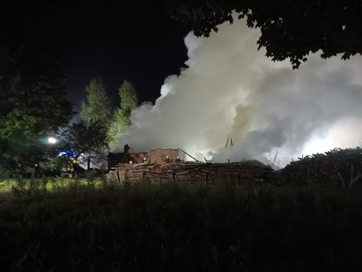 Pożar zabudowań gospodarczych w powiecie złotowskim - fot. KP PSP Złotów