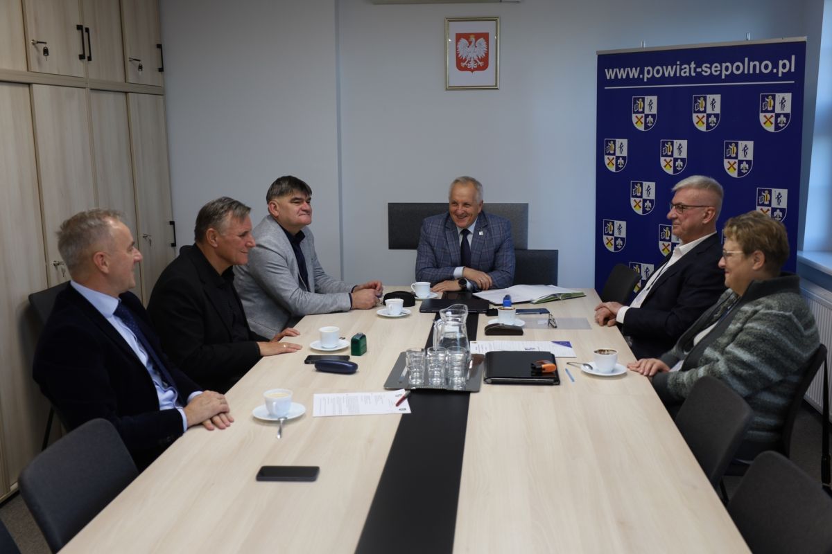 Powiat sępoleński Podpisanie umowy na przebudowę drogi powiatowej w Piasecznie i fot. Powiat Sępoleński