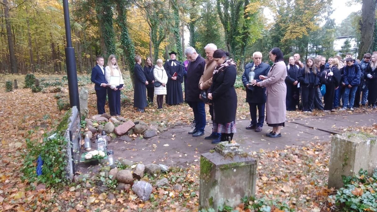 Reaktywacja cmentarza ewangelickiego w Kamieniu Krajeńskim - fot. Powiat Sępoleński Reaktywacja cmentarza ewangelickiego w Kamieniu Krajeńskim - fot. Powiat Sępoleński