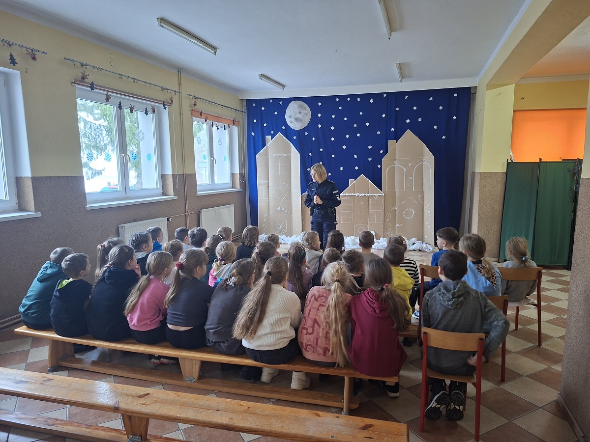 Runowo Krajeńskie: Ferie pełne bezpieczeństwa - praktyczne wskaz&oacute;wki dla uczni&oacute;w od policjantek KPP Sęp&oacute;lno Krajeńskie