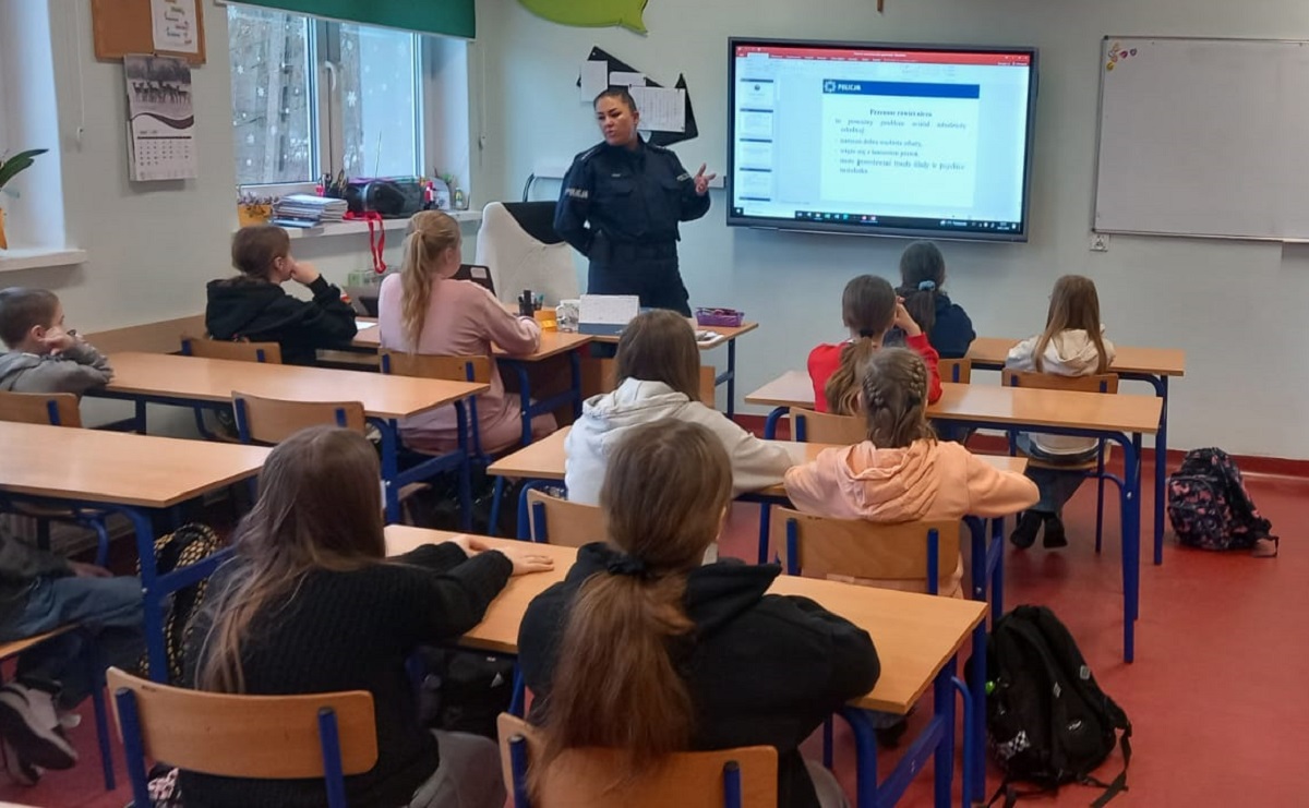 Runowo Krajeńskie: Ferie pełne bezpieczeństwa - praktyczne wskaz&oacute;wki dla uczni&oacute;w od policjantek KPP Sęp&oacute;lno Krajeńskie