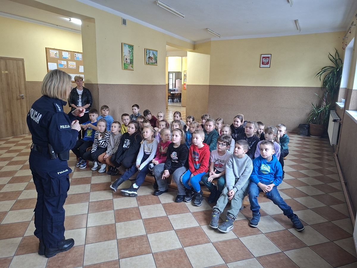 Runowo Krajeńskie: Ferie pełne bezpieczeństwa - praktyczne wskaz&oacute;wki dla uczni&oacute;w od policjantek KPP Sęp&oacute;lno Krajeńskie