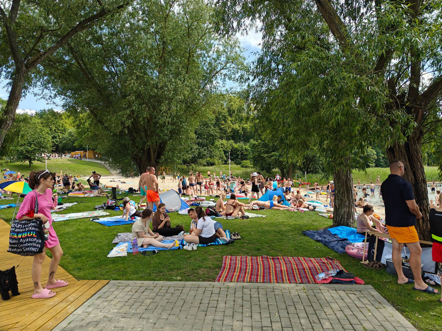Rusza sezon na Plaży pod Wierzbami w Wierzchucinku. Nad wodą pojawili się już ratownicy - fot. Gmina Sicienko