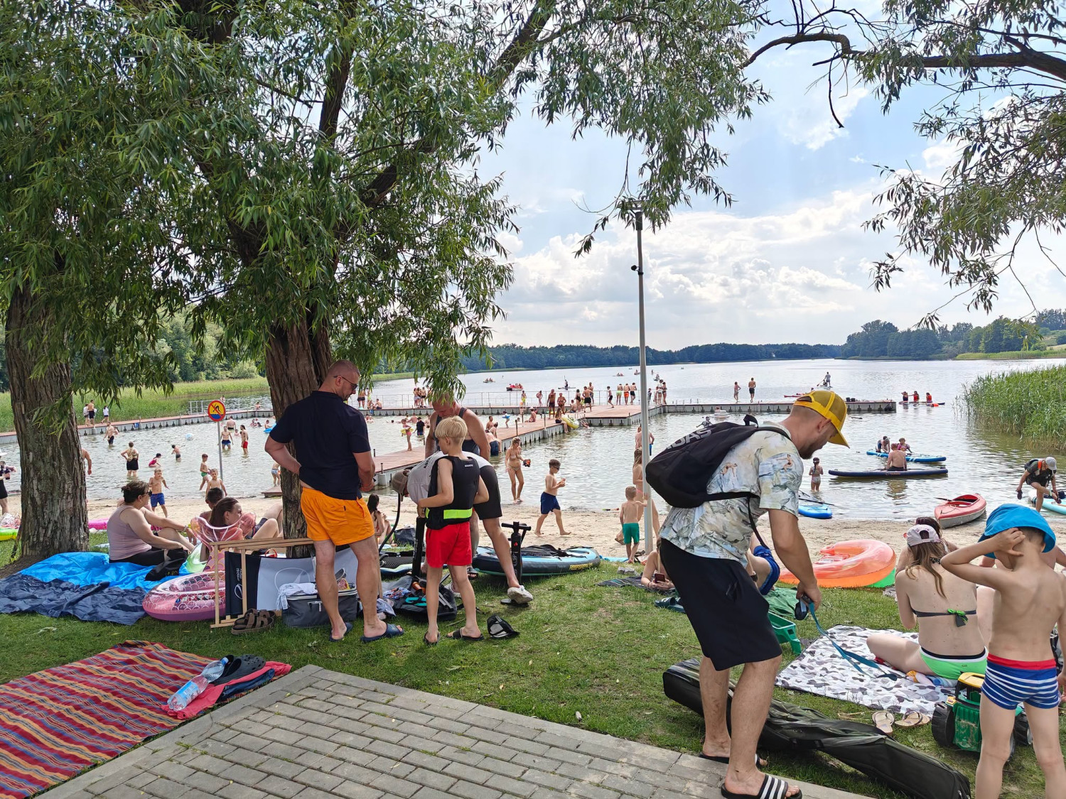 Rusza sezon na Plaży pod Wierzbami w Wierzchucinku. Nad wodą pojawili się już ratownicy - fot. Gmina Sicienko