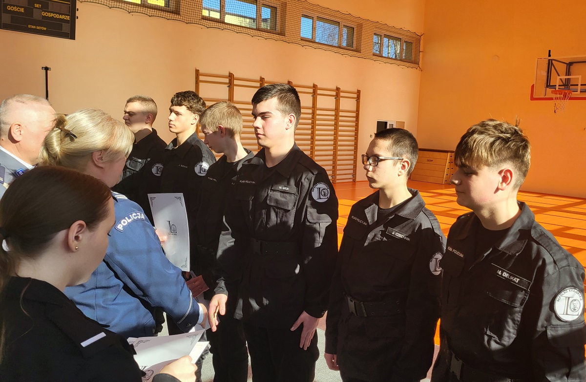 Sępólno Krajeńskie Kadeci klasy policyjnej otrzymali awanse na wyższe stopnie - fot. KPP Sępólno Krajeńskie 