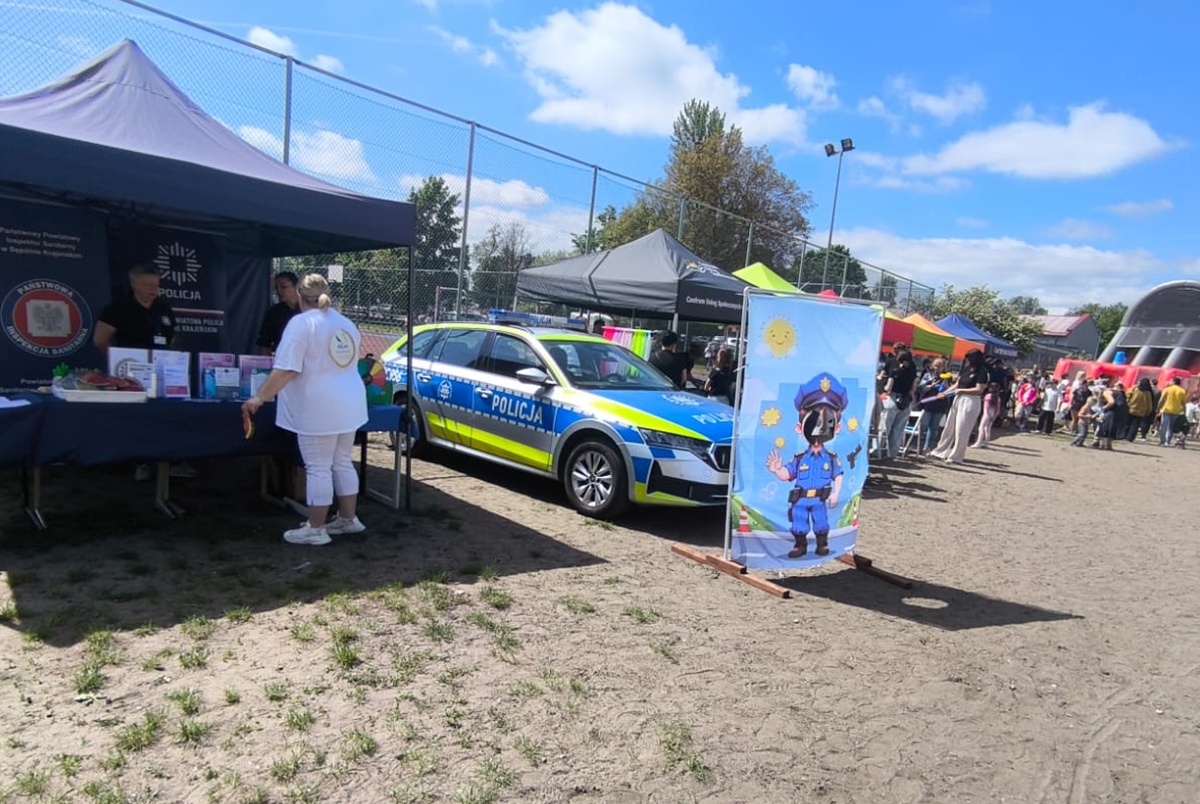 Sępólno Krajeńskie Weekend z profilaktyką i dobrą zabawą – policjanci na szkolnych festynach - fot. KPP Sępólno Krajeńskie