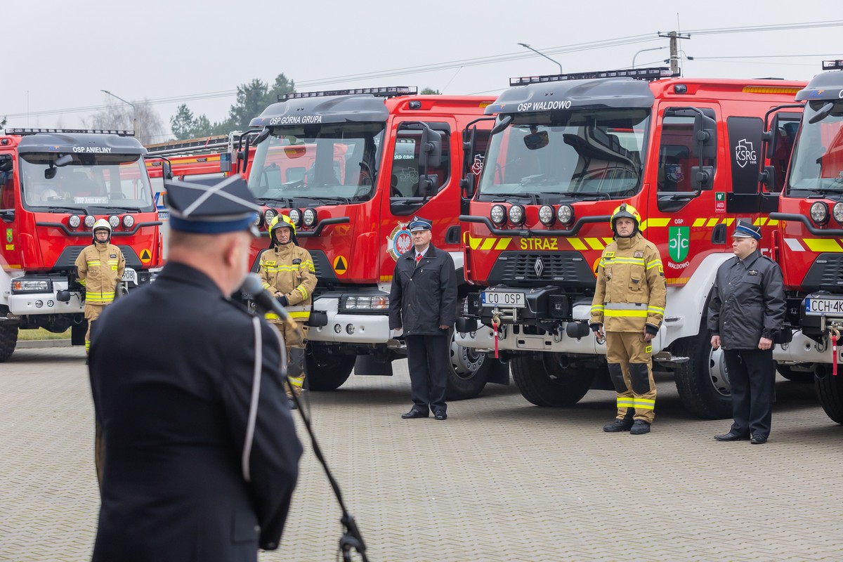 Samochody ratowniczo-gaśnicze trafiły min. do Sośna, Wałdowa, Anielin, Gromadna - fot. Mikołaj Kuras dla UMWKP Samochody ratowniczo-gaśnicze trafiły min. do Sośna, Wałdowa, Anielin, Gromadna - fot. Mikołaj Kuras dla UMWKP