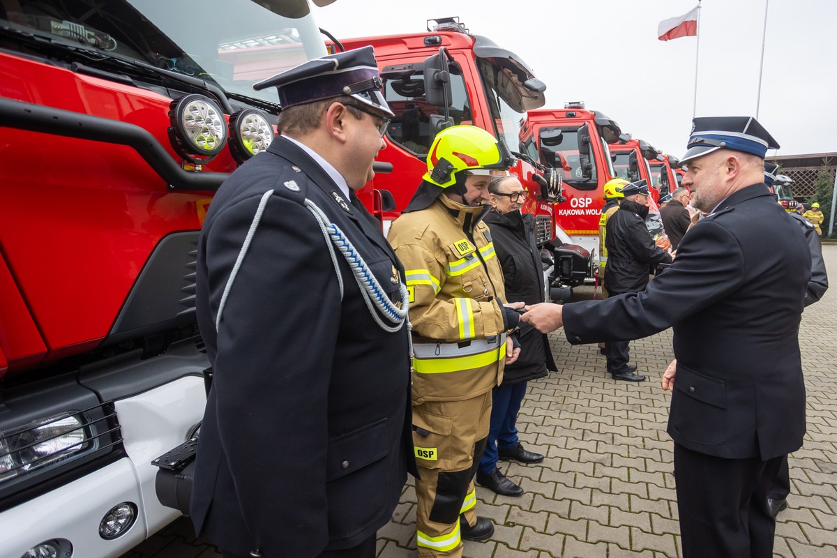 Samochody ratowniczo-gaśnicze trafiły min. do Sośna, Wałdowa, Anielin, Gromadna - fot. Mikołaj Kuras dla UMWKP Samochody ratowniczo-gaśnicze trafiły min. do Sośna, Wałdowa, Anielin, Gromadna - fot. Mikołaj Kuras dla UMWKP