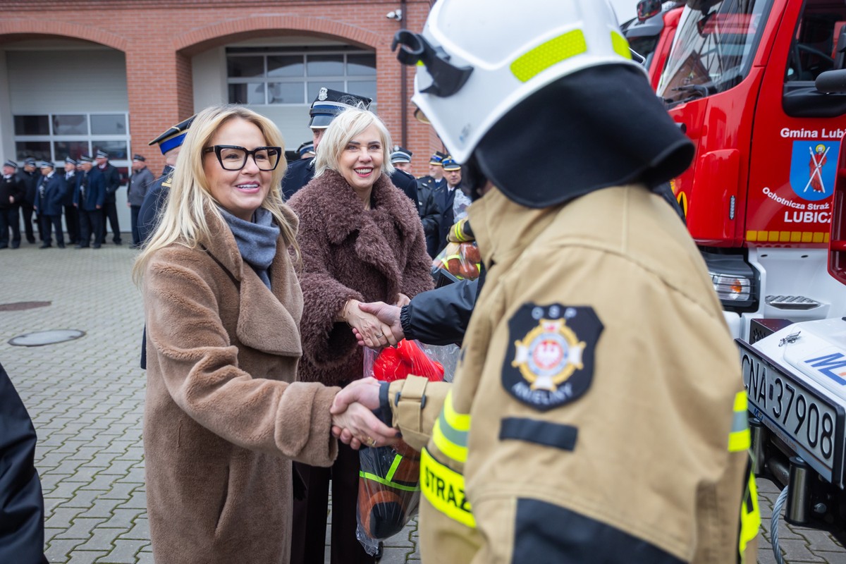Samochody ratowniczo-gaśnicze trafiły min. do Sośna, Wałdowa, Anielin, Gromadna - fot. Mikołaj Kuras dla UMWKP Samochody ratowniczo-gaśnicze trafiły min. do Sośna, Wałdowa, Anielin, Gromadna - fot. Mikołaj Kuras dla UMWKP