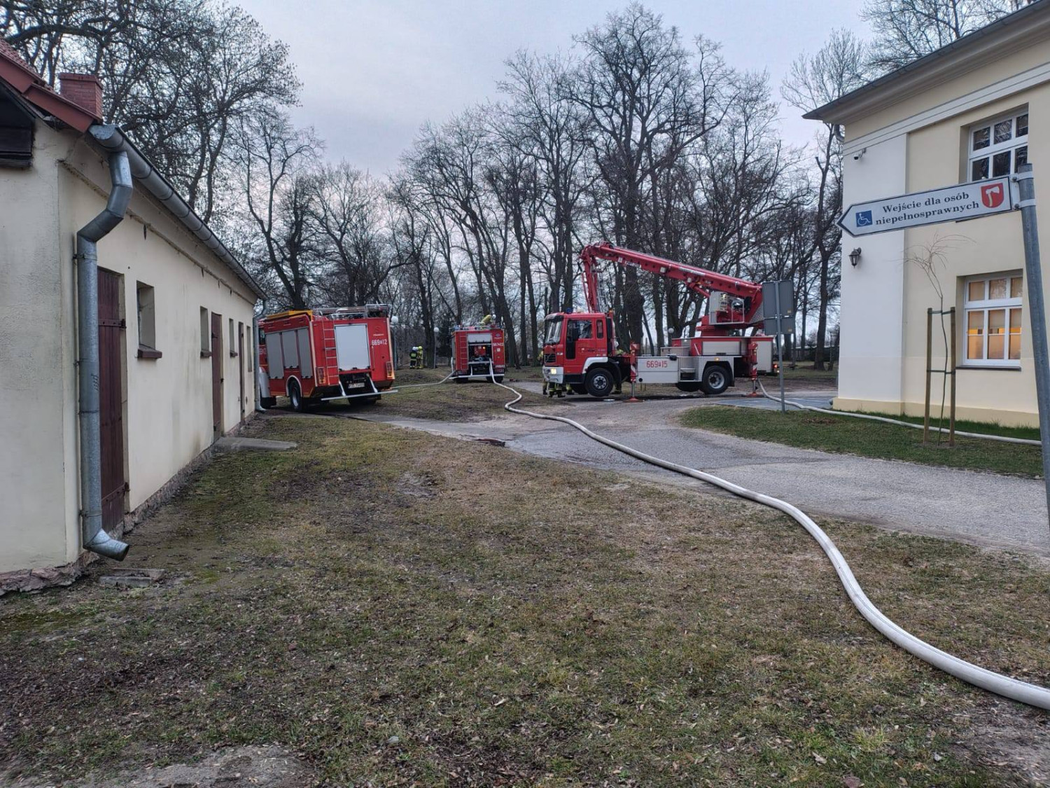 Strażackie manewry w Krajence. Druhowie ćwiczyli przy Urzędzie Gminy - fot. UGiM Krajenka