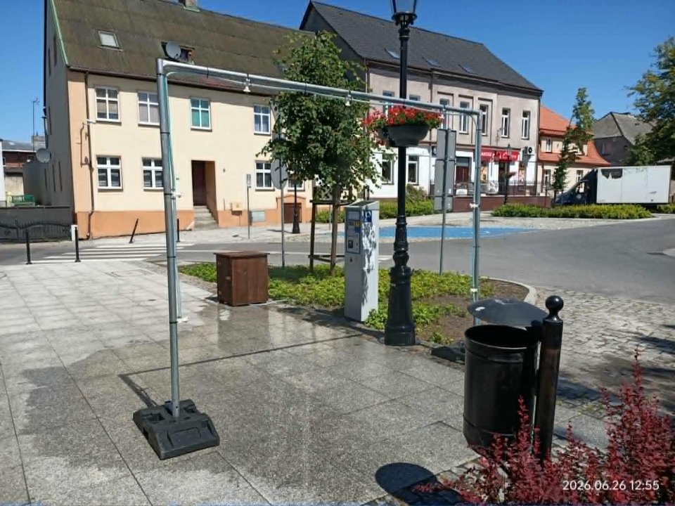 Upały w Łobżenicy. Na Placu Wolności stanęła kurtyna wodna - fot. UM Łobżenica