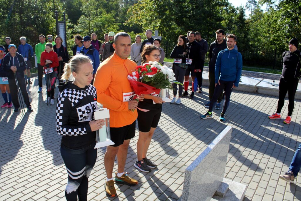 W imieniu środowiska sportowego wiązankę złożyli: Mateusz Łochowicz, Agata Pankowska-Siwiak oraz Martyna Ozimkiewicz - fot. UM Więcbork