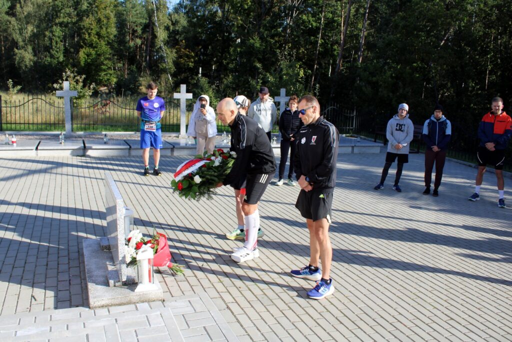 W imieniu Zarządu Województwa Kujawsko-Pomorskiego wiązankę złożyli: Krzysztof Maciaszek, Nika Tarnowska oraz Krzysztof Filarski - fot. UM Więcbork