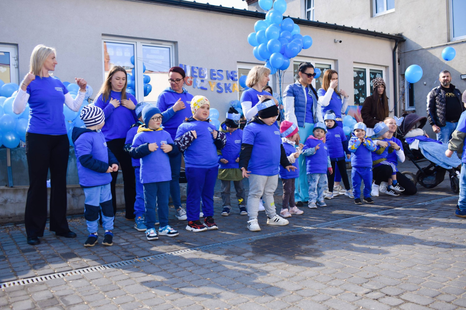 Wyrzysk zalała fala niebieskiego. Za nami Marsz Świadomości Autyzmu - fot. Przedszkole Terapeutyczne Neurosensis Wyrzysk zalała fala niebieskiego. Za nami Marsz Świadomości Autyzmu - fot. Przedszkole Terapeutyczne Neurosensis