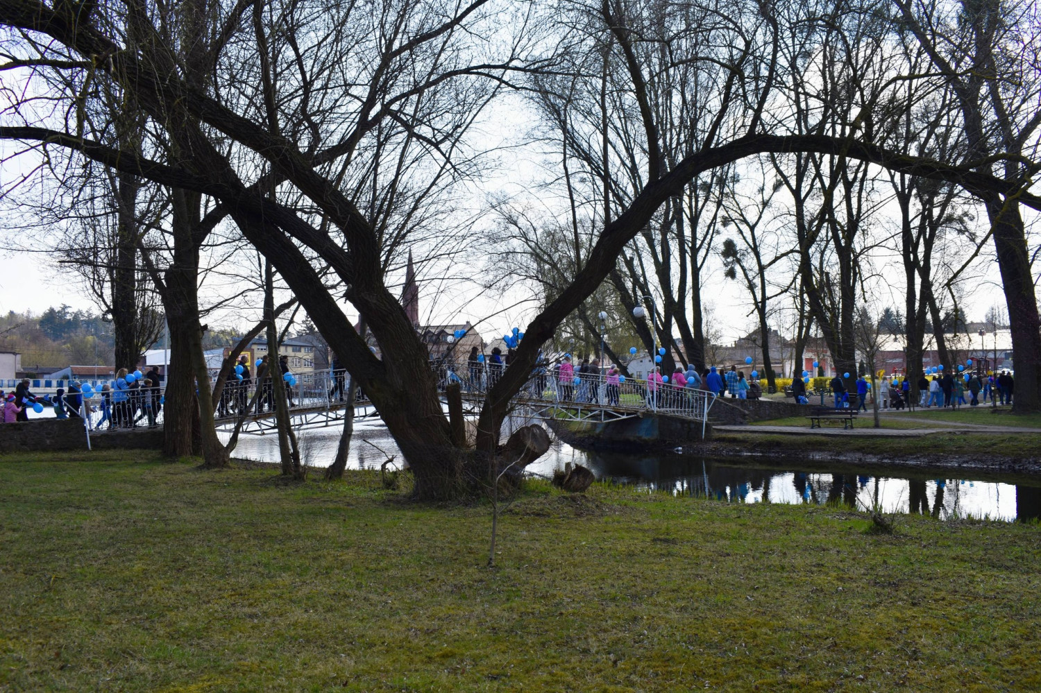 Wyrzysk zalała fala niebieskiego. Za nami Marsz Świadomości Autyzmu - fot. Przedszkole Terapeutyczne Neurosensis Wyrzysk zalała fala niebieskiego. Za nami Marsz Świadomości Autyzmu - fot. Przedszkole Terapeutyczne Neurosensis